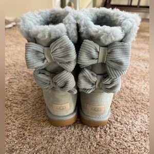 Unused Like-New UGG BOW Boots Size 8 Light Blue/Teal